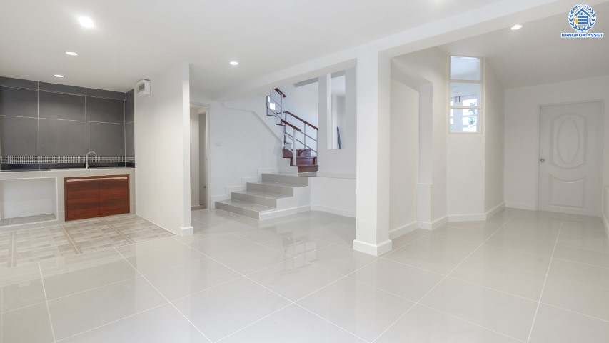 บ้านมือสองตกแต่งใหม่ ม.เศรณี สรงประภา-ดอนเมือง บนเนื้อที่ 30.3 ตร.ว. ฟังก์ชัน 4 ห้องนอน 3 ห้องน้ำ 1 ที่จอดรถ ทาวน์เฮ้าส์ส่วนตัว หลังบ้านไม่ติดใคร ราคาคุ้มสุดในย่านนี้! ใกล้สนามบินดอนเมือง, ทางด่วน "ศรีสมาน" และรถไฟฟ้าสายสีแดง "สถานีดอนเมือง"